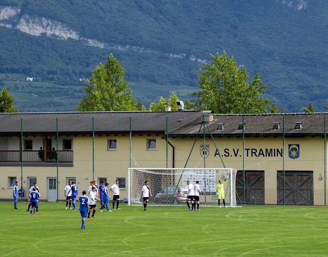 Vereinsgebäude und Rasenplatz der Sportzone Tramin